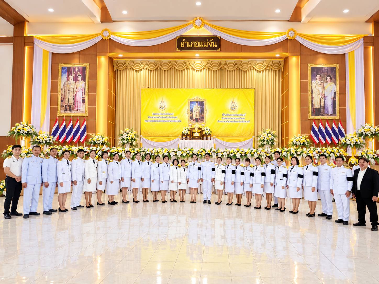 พิธีทำบุญตักบาตรถวายพระราชกุศลและพิธีวางพวงมาลา เนื่องในวันนวมินทรมหาราช ณ หอประชุมแม่จัน 110 ปี อำเภอแม่จัน จังหวัดเชียงราย 